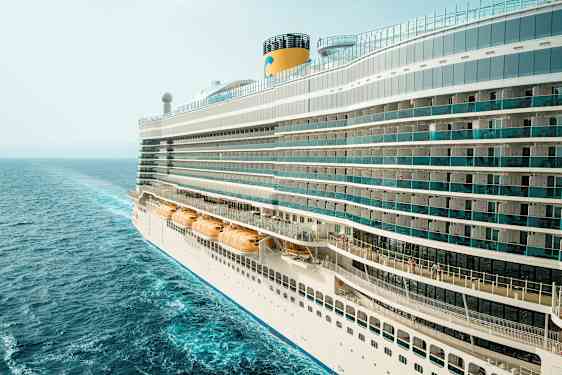 Bilde av et stort cruiseskip på havet. (AI-generert tekst)