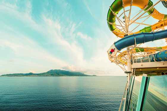 Vannsklie på cruiseskip ved havet, med øy i bakgrunnen. (AI-generert tekst)