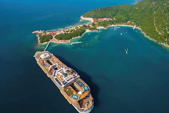 Cruiseskip ved en frodig kyst og hav. (AI-generert tekst)