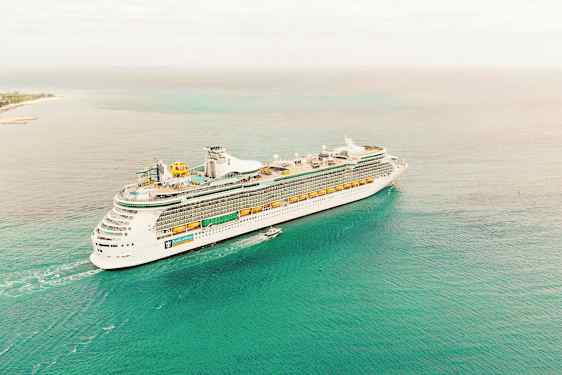 Et cruiseskip seiler på åpent vann. (AI-generert tekst)