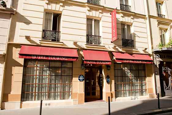 Fasaden på Hotel Touring med røde markiser og inngang med glassdører. (AI-generert tekst)