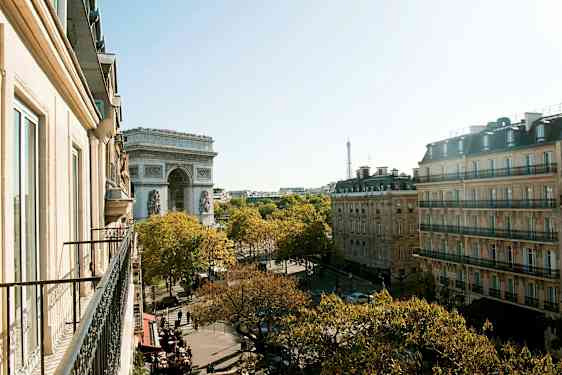 Utsikt fra en balkong over Paris med Triumfbuen og Eiffeltårnet. (AI-generert tekst)