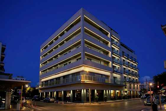 Et fleretasjes hotell opplyst om natten. (AI-generert tekst)