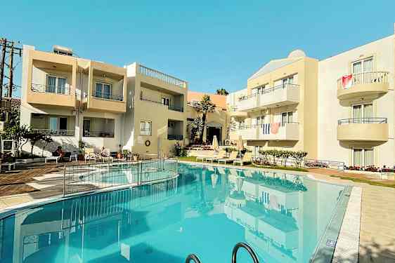 Eksteriør av en bygning med balkonger og et basseng i forgrunnen. (AI-generert tekst)