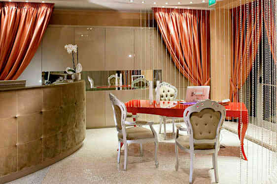 Et innbydende rom med et rødt bord, elegante møbler og dekorative elementer. (AI-generert tekst)