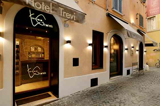 Utsiden av Hotel Trevi med inngang og skilt. (AI-generert tekst)
