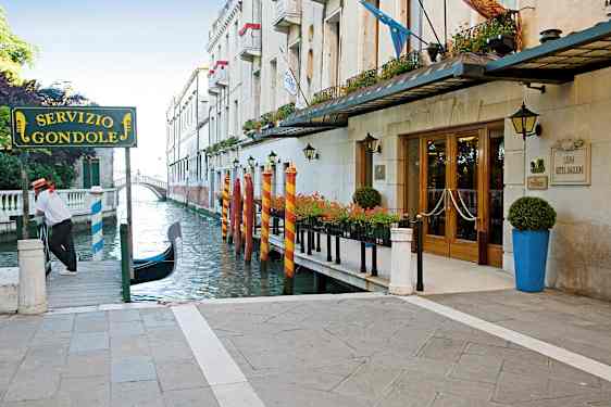 En gondol ved bryggen nær et hotell i Venezia. (AI-generert tekst)