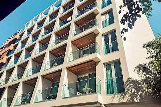 En bygning med balkonger og glassrekkverk. (AI-generert tekst)