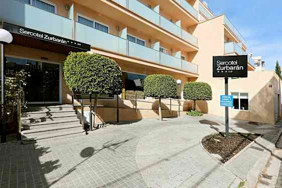 Bilde av inngangen til hotellet Sercotel Zurbarán med trær og balkonger. (AI-generert tekst)