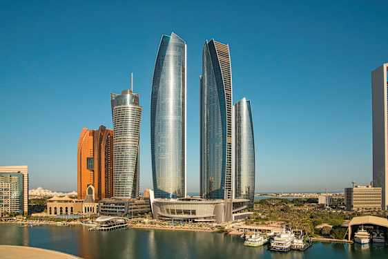 Skyskrapere med moderne arkitektur ved sjøen. (AI-generert tekst)