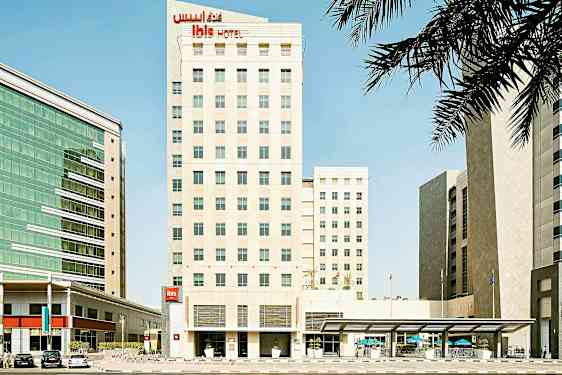 En hotellbygning med moderne design i et urbant område, omgitt av andre strukturer. (AI-generert tekst)