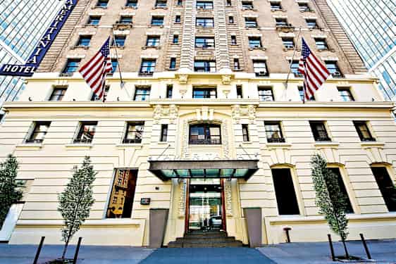 Bygning med en dekorert inngang og amerikanske flagg ved inngangen. (AI-generert tekst)