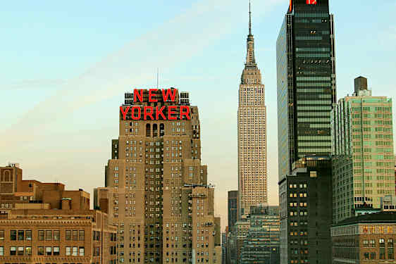 Et bilde av byens silhuett med en bygning merket "New Yorker" og omkringliggende skyskrapere. (AI-generert tekst)