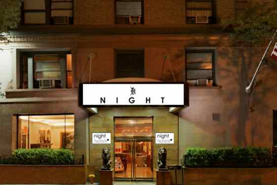 Hotellfasade med skilt som viser teksten 'NIGHT', to dekorerte løvestatuer utenfor inngangen. (AI-generert tekst)