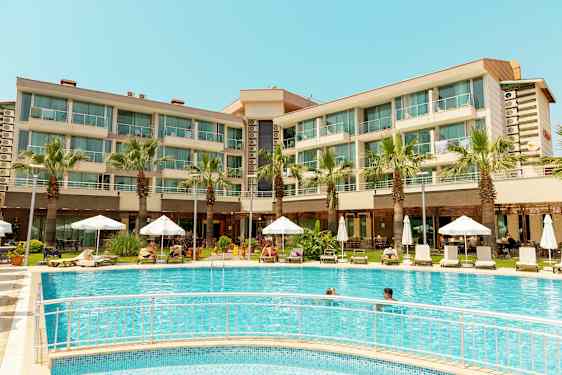 Hotellutsikt med basseng, solsenger og parasoller. (AI-generert tekst)