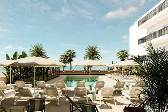 Hotellbasseng med solsenger og parasoller, omgitt av palmer. (AI-generert tekst)