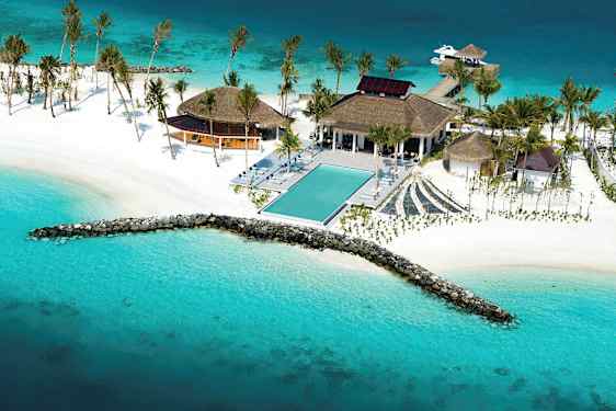 Luftfoto av et tropisk feriested ved havet med basseng, hvite strender og palmer. (AI-generert tekst)