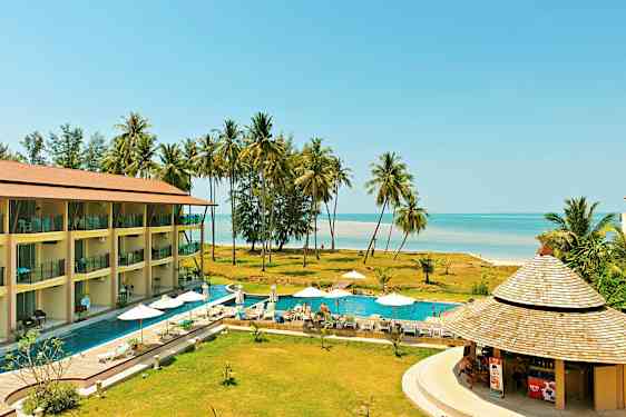 Et feriested med et basseng, solsenger og parasoller, nær stranden med palmer. (AI-generert tekst)