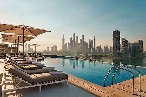 Et infinitybasseng med byens silhuett i bakgrunnen. (AI-generert tekst)