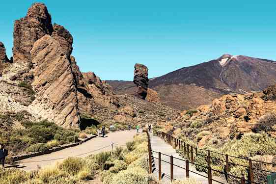 En steinformasjon med gangvei og fjell i bakgrunnen. (AI-generert tekst)