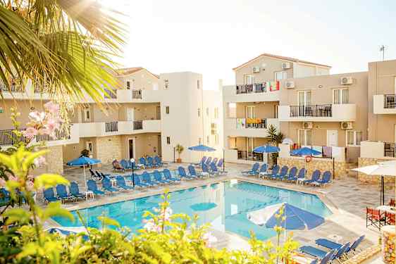 Bilde av et basseng med solsenger og parasoller omgitt av bygninger. (AI-generert tekst)