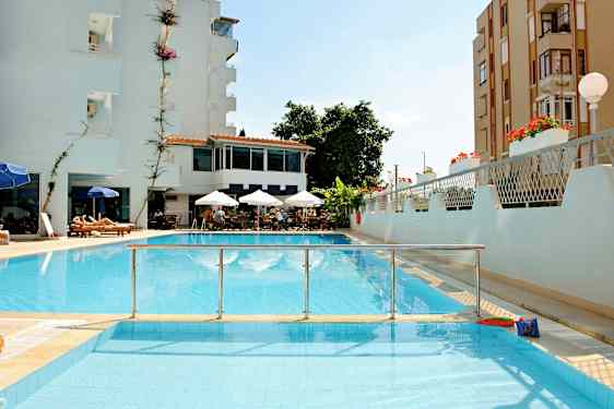 Et bilde av et hotell med basseng, sittegruppe med parasoller og solsenger. (AI-generert tekst)