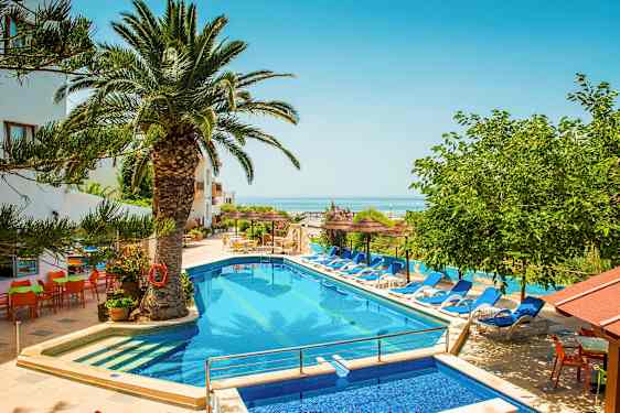 Utendørsbasseng med solsenger og palmer. (AI-generert tekst)