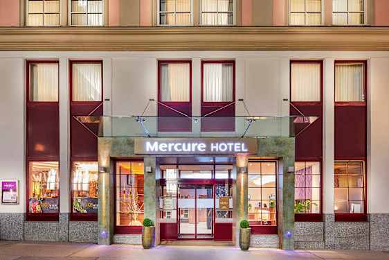 Inngangen til Mercure Hotel med skilt og fasade. (AI-generert tekst)