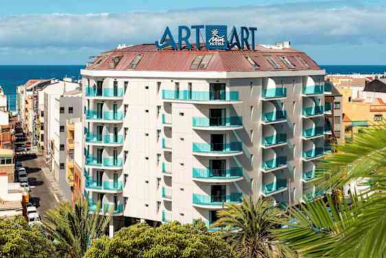 Hotellbygning med flere etasjer og havutsikt. (AI-generert tekst)