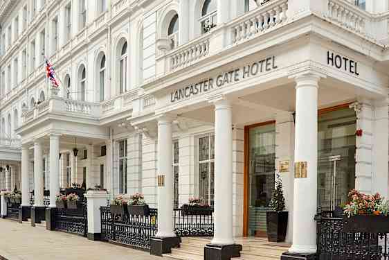 Fasaden til Lancaster Gate Hotel med hvit arkitektur og søyler. (AI-generert tekst)