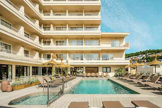 Bilde av et hotell med balkonger og et utendørsbasseng omgitt av solsenger. (AI-generert tekst)