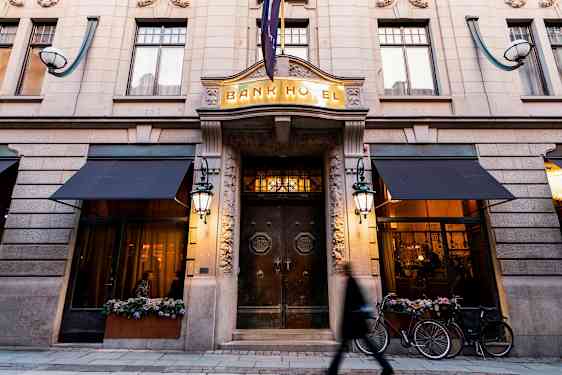 Bygningsfasade med inngangen til Bank Hotel, tydelige detaljer og belysning. (AI-generert tekst)