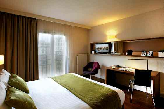 Hotellrom med dobbeltseng og skrivebord. (AI-generert tekst)