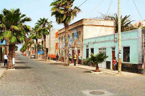 Gate med palmer og fargerike bygninger. (AI-generert tekst)