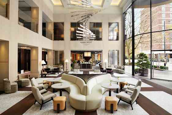 Hotellobby med elegant sittegruppe og moderne design. (AI-generert tekst)