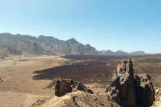 En fjellrik ørken med en framtredende klippeformasjon. (AI-generert tekst)
