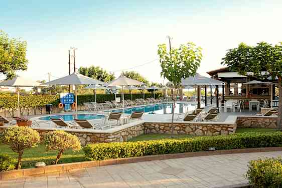 Et svømmebasseng omgitt av solsenger, parasoller og grønne planter. (AI-generert tekst)