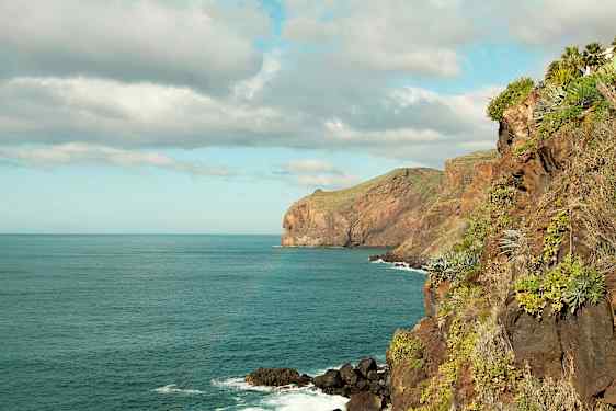 Utsikt over kystlandskap med klipper ved havet. (AI-generert tekst)
