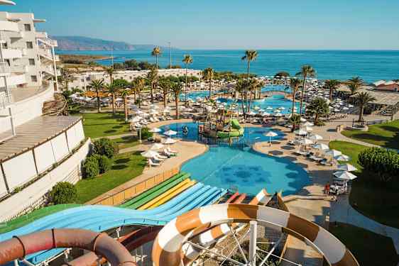 Utsikt over hotellbassenger og vannsklier nær havet. (AI-generert tekst)