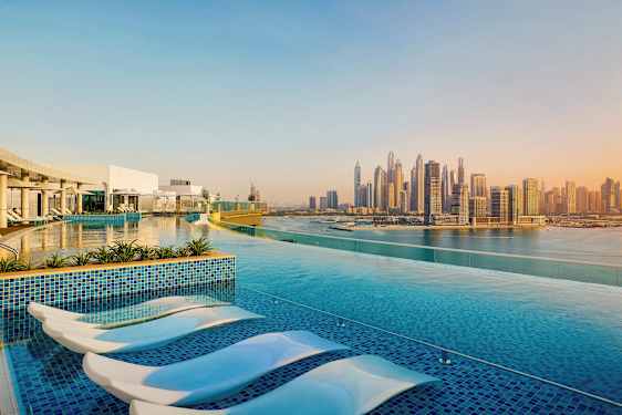 En infinitypool med utsikt over en bysilhuett. (AI-generert tekst)