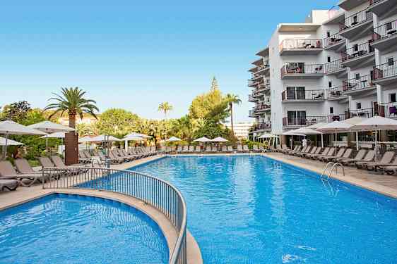 Stor basseng omgitt av solsenger og parasoller ved et hotell. (AI-generert tekst)