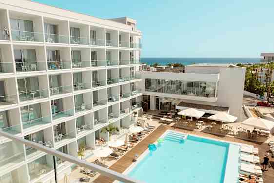 Hotell med bassengområde og utsikt mot havet. (AI-generert tekst)