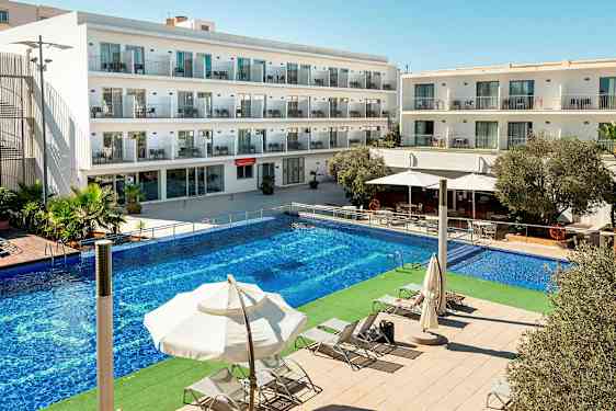 Bilde av en hotellbygning med flere etasjer. Foran bygningen er det et stort basseng og solsenger under parasoller. (AI-generert tekst)