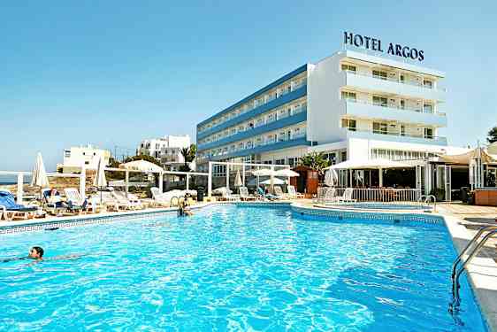 Et hotell med et utendørsbasseng og omkringliggende solsenger og parasoller. (AI-generert tekst)