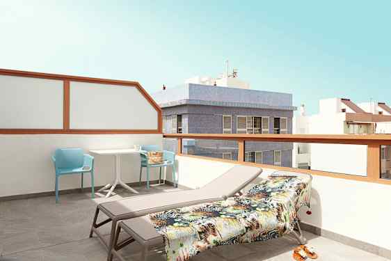 En balkong med solsenger, et bord og stoler med utsikt over bygninger. (AI-generert tekst)