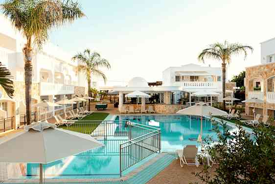 Hotellområde med basseng, solsenger og parasoller. (AI-generert tekst)