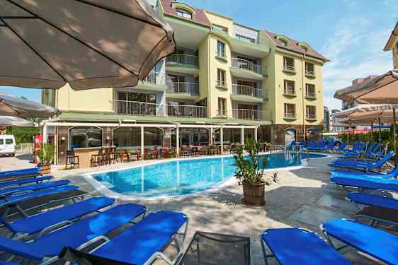 Bilde av hotellområde med basseng, solsenger og bygning. (AI-generert tekst)