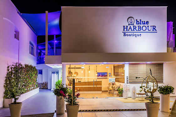 Hotellinngang om natten med vinduer og interiør synlig. (AI-generert tekst)