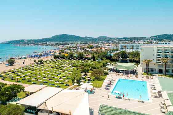 Postkort med utsikt over en strand, hotellets bassengområde og grøntområder med parasoller. (AI-generert tekst)