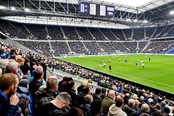 Fotballkamp på et fullsatt stadion. (AI-generert tekst)